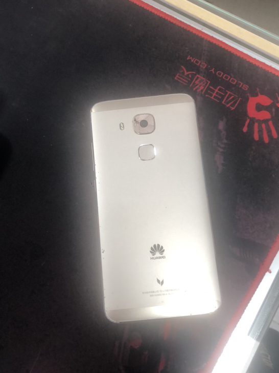 华为麦芒5  4+64  电池有点鼓 背光