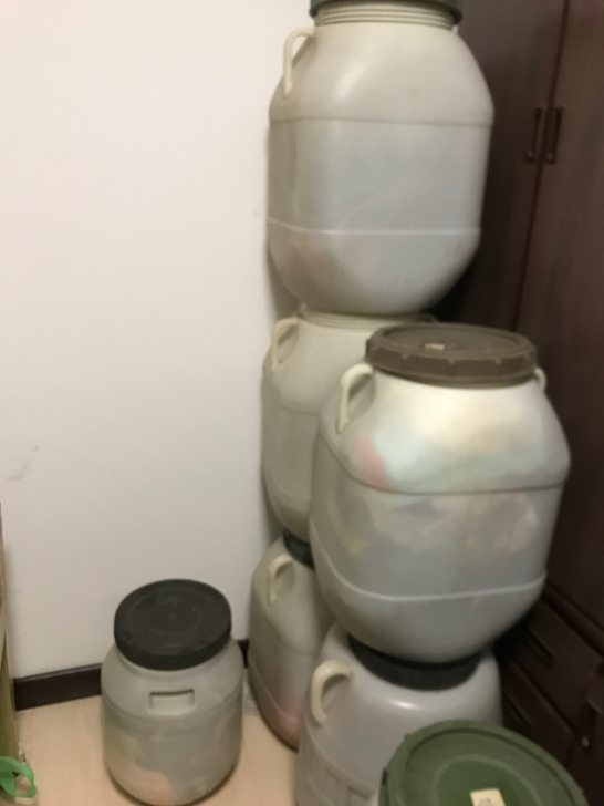 多个50升塑料桶 可用存水或者需要保持干燥...