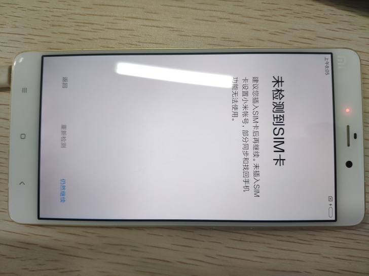 出两部小米手机,一部小米note,另一部红...