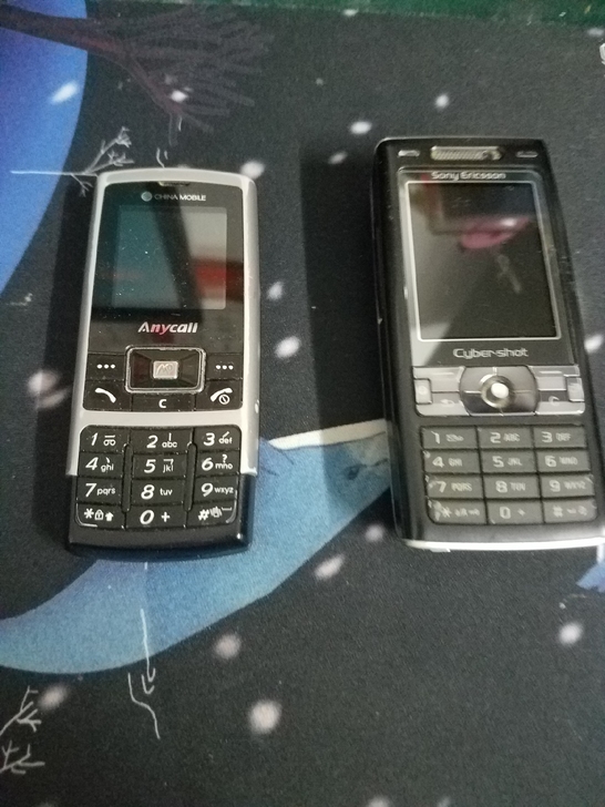 Sony索爱k790手机和一个三星手机