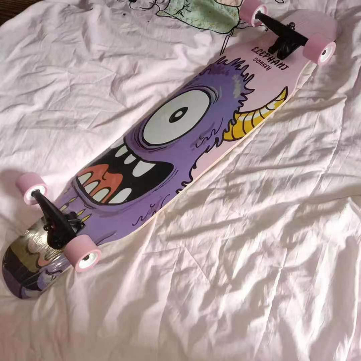朋友送的礼物，全新滑板长板，挺酷的，只拆开...