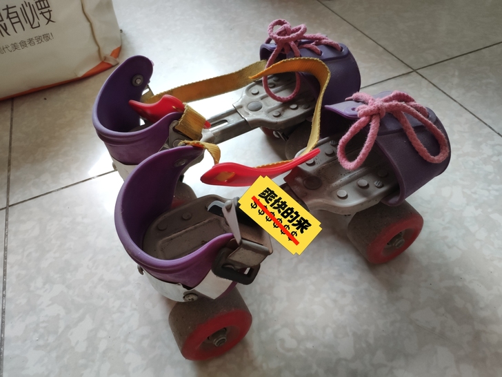 限量款80年代复古双排旱冰鞋，喜欢收藏的朋...