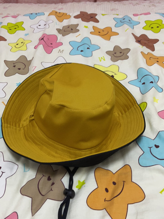 渔夫帽,一面黄色一面黑色。