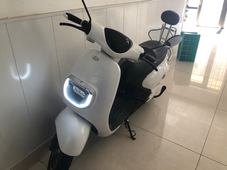 新日电动车。60伏20安。电池2年，极速4...