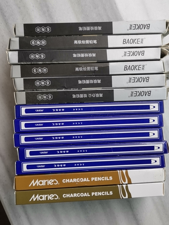 宝克和马利的铅笔炭笔。还有盒碳条。
