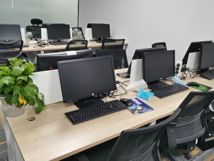公司倒闭处理17台式电脑，整套550带显示...