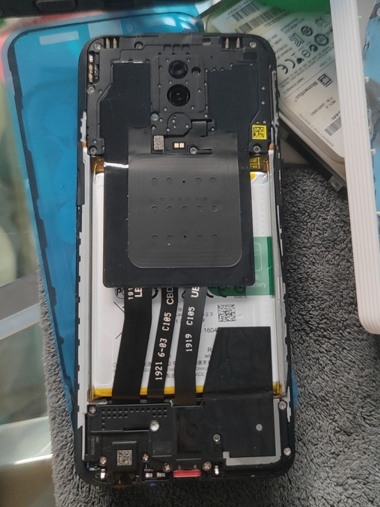 Oppo reno坏手机一部，容量未知。充...