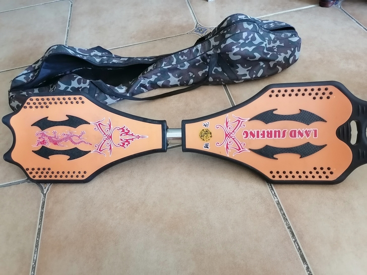 两轮滑板，100多块买回来没有玩过，全新的...