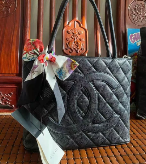 全新gucci真丝小丝巾 香港购入，全套水...