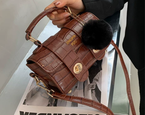 ins超火斜挎包女秋冬洋气手提包网红小包包...