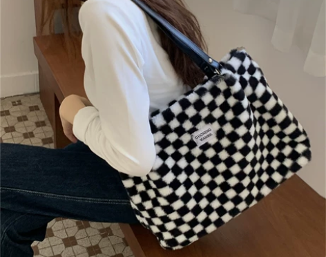 棋盘格大容量包包，是毛绒绒的！看清了再拍哦...