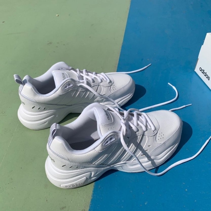 全新阿迪达斯运动鞋 小白鞋