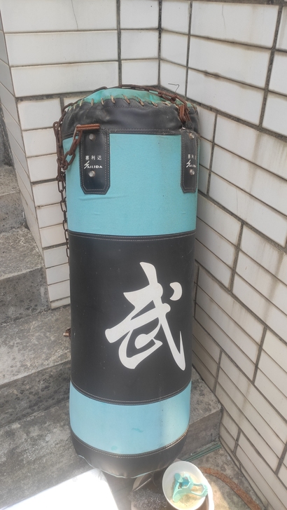 挂式拳击沙包袋，实心，80CM，手提了一下...