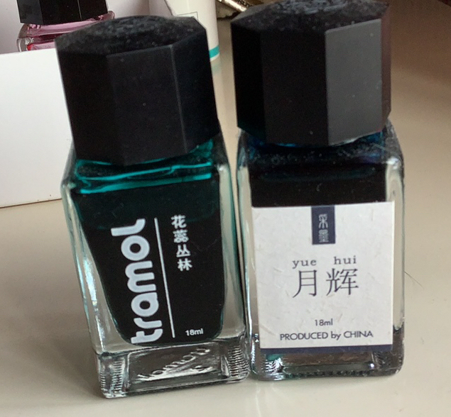 墨水金粉月辉花蕊丛林,左边有点蓝绿色,右边...