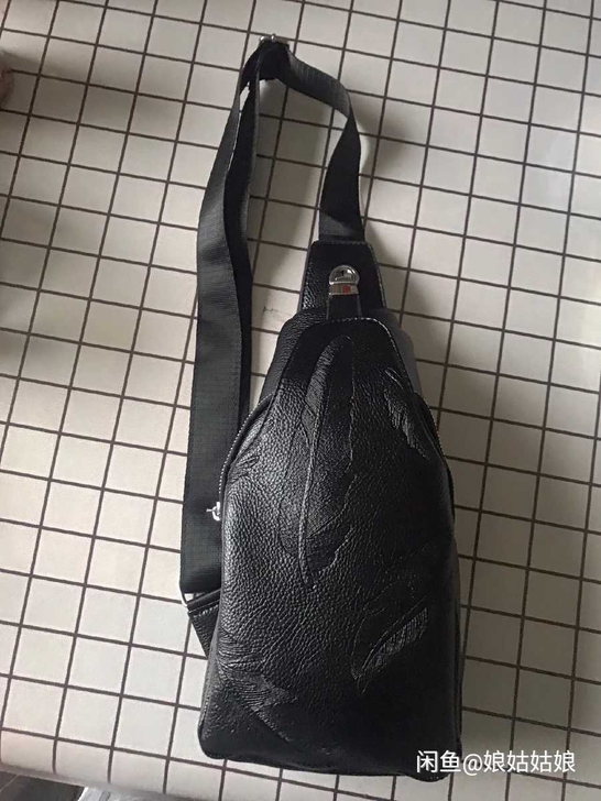 男士胸包全新的闲置转让，买给弟弟的。弟弟不...