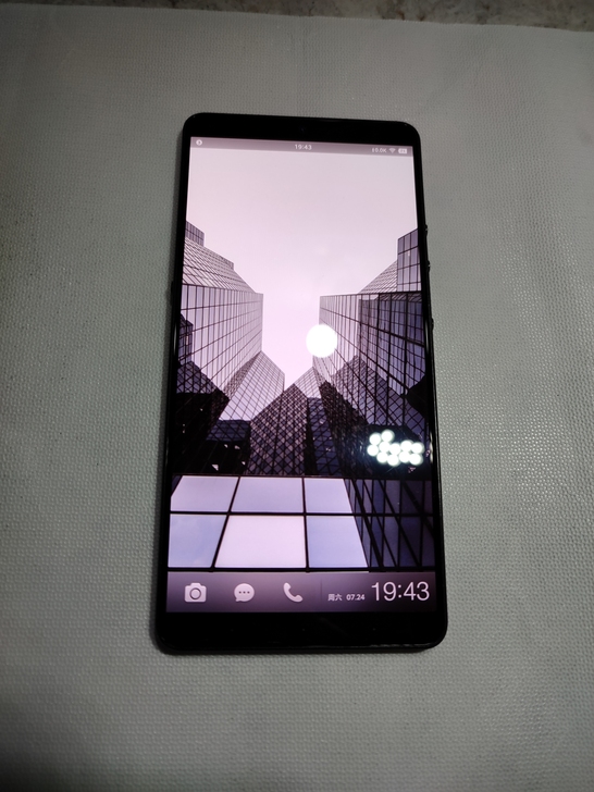 锤子坚果pro2s 4+64G，处理器是骁...