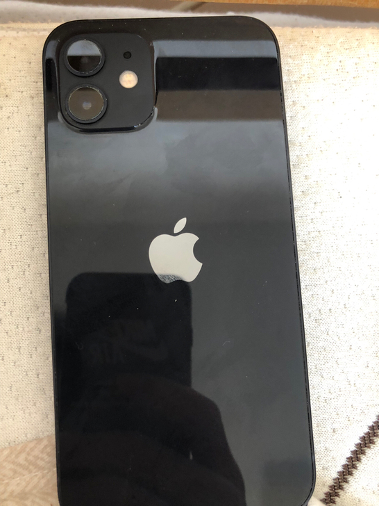 出一台个人自用iPhone12国行64g无...