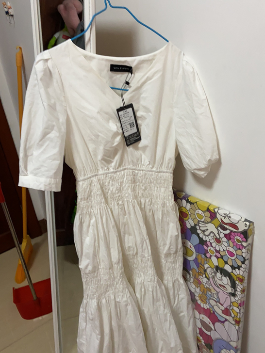 本人因为长胖了 穿不下了 裙子全新的 可能...