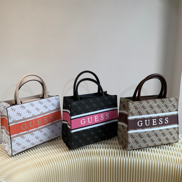 Guess 21年春夏新款 压花背提托特包...