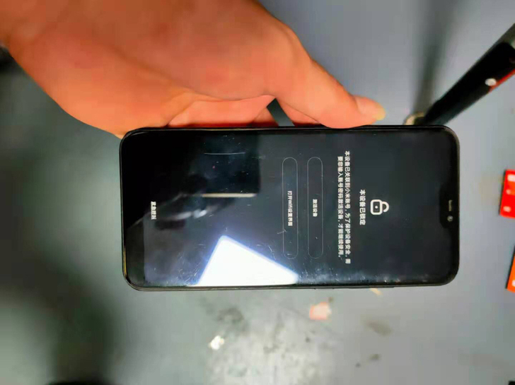 红米6 pro  机器有点弯曲