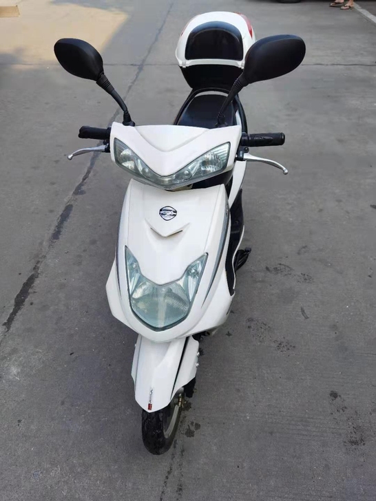 爱玛电动车，大概7成新，洗干净了，看起来还...