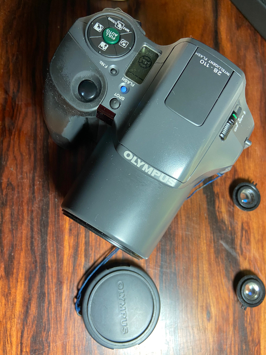 奥林巴斯IS-100自动相机。