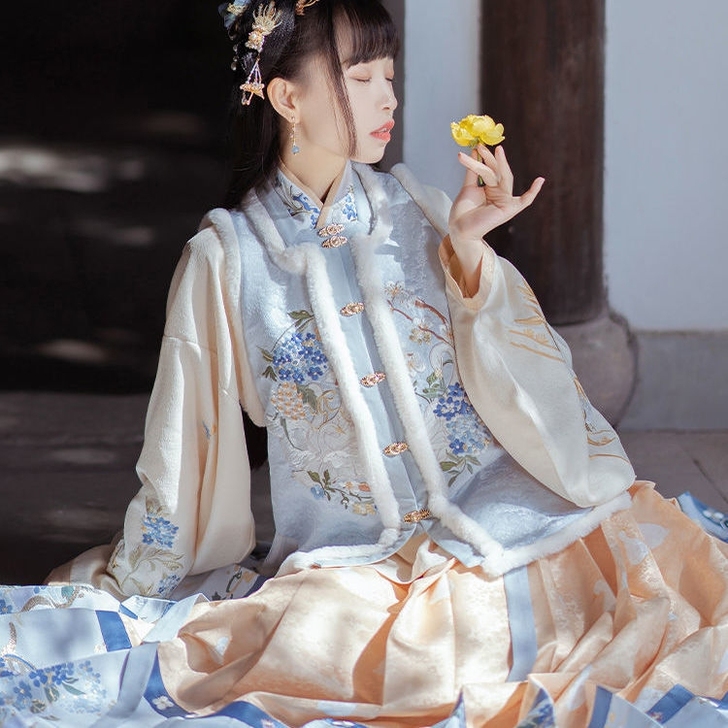 【笼鹅归】十三余小豆蔻 汉服女绣花交领短袄...