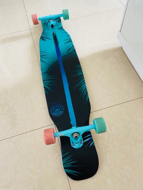 木毒长板 桥和板面都是新的 轮子滑过几次 ...