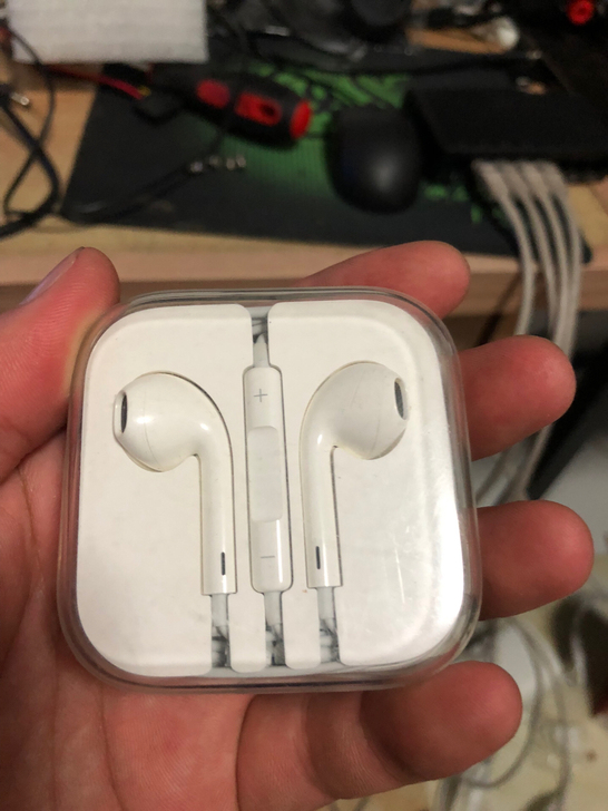 抽屉里遗落的一盒全新苹果有线圆头耳机 3....