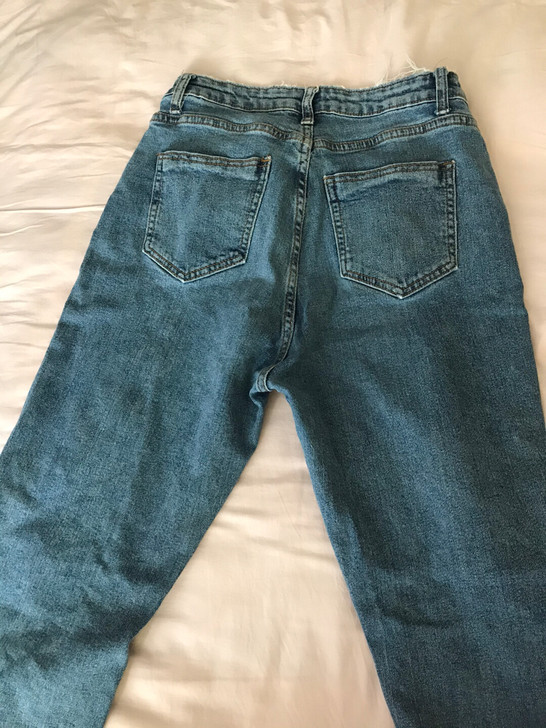 9元,牛仔裤120斤以下都可以穿。