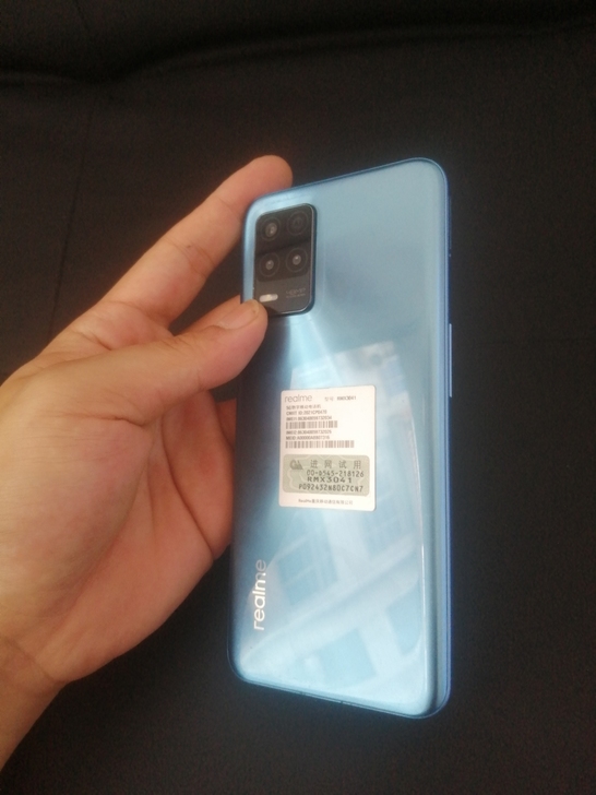realmeV13 5G手机，机子左下角有...