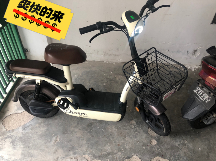 爱玛电动车，女朋友买汽车了，很少用，才用了...