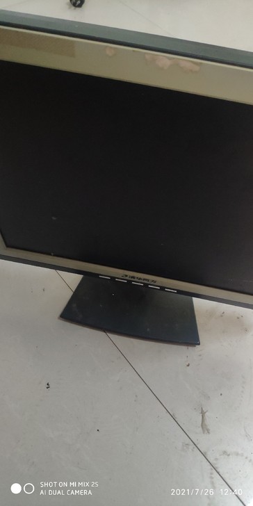 清华同方17寸显示器。正常使用，只有VGA...