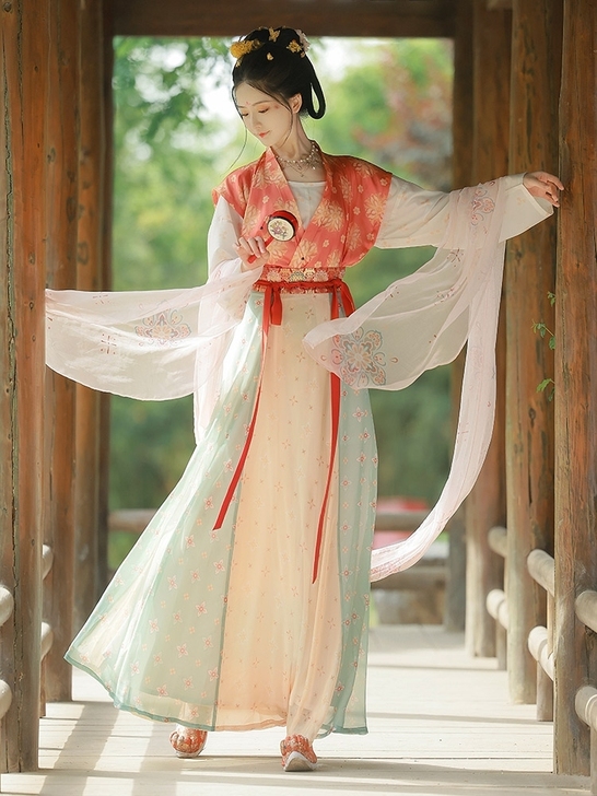 汉服出租：重回汉唐素挽【s】