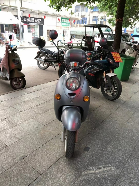 更高端的电动车当然选雅迪，成色噶噶新，车子...