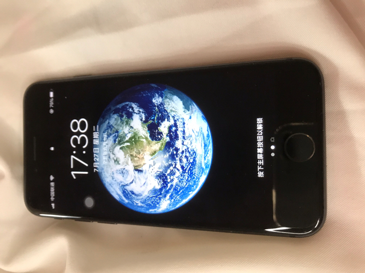 出一台黑色 256g iPhone8 美版...