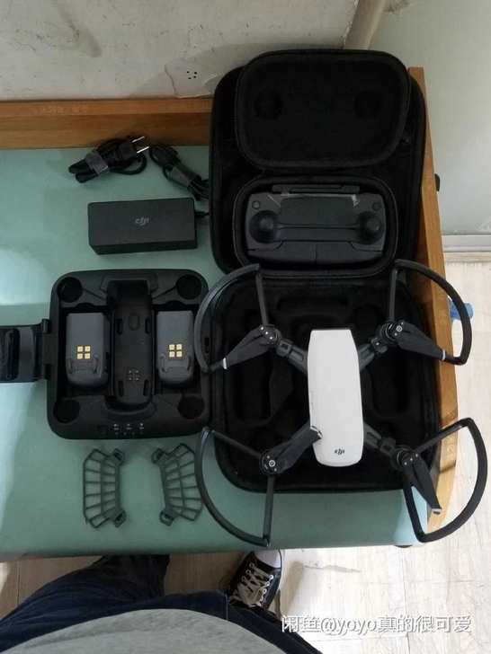 大疆晓spark无人机配件包含主机，三块原...