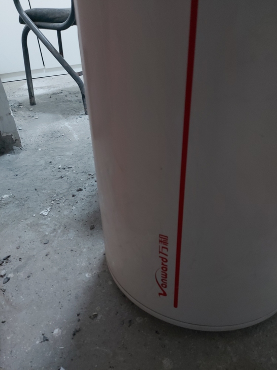 万和电热水器，60L容量，水管齐全