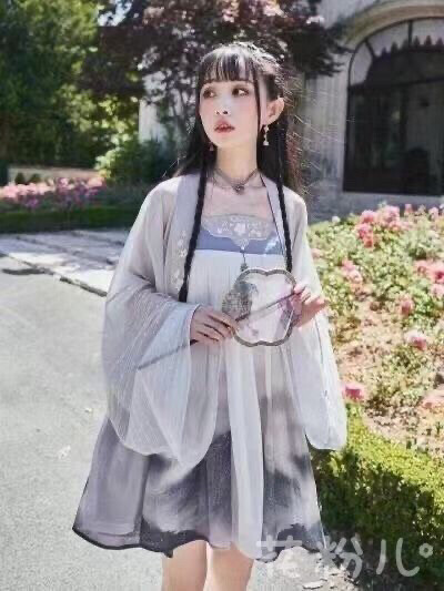 十三余汉服江城烟雨，只有外披S。最后一件便...