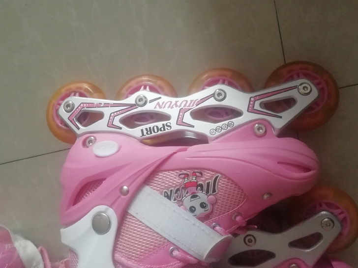 孩子玩的旱冰鞋，34/37码！几乎全新就用...
