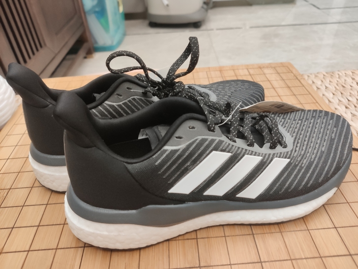 Adidas  跑步运动鞋  全新 无瑕疵...