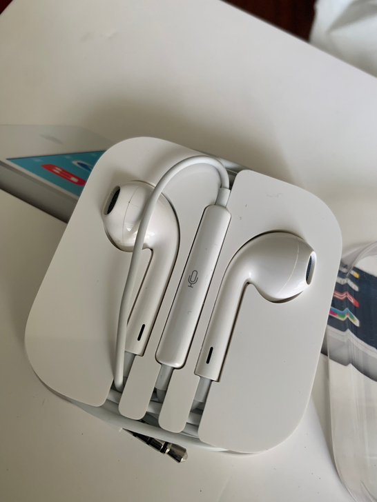 苹果耳机，九成新，喜欢的朋友私聊！因闲置物...