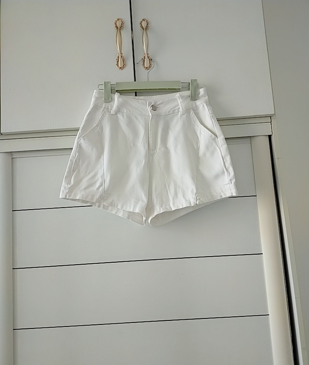 白色短裤m号，非常柔软穿着舒服，只穿了一次...