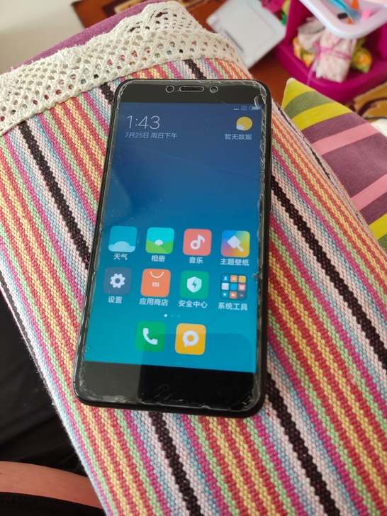 红米4X  3+ 32G 屏幕贴的膜 撕了...