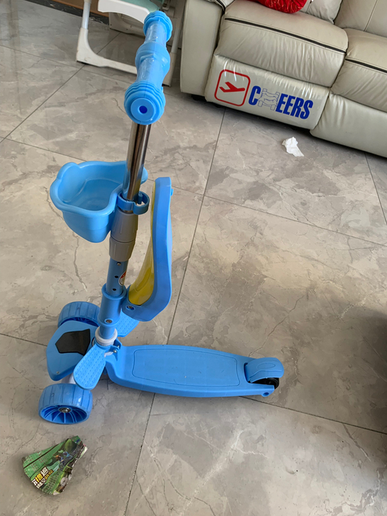 别人送的全新滑板车 孩子小 玩不了这个 还...