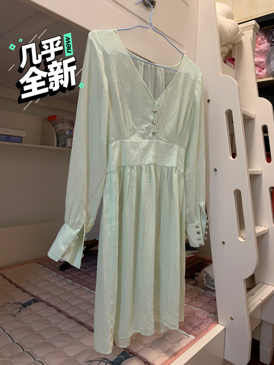仙女裙，气质款连衣裙，两年前买的吧，然后一...