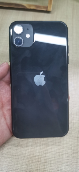 苹果11，美版无锁，64g，换了个外屏和电...