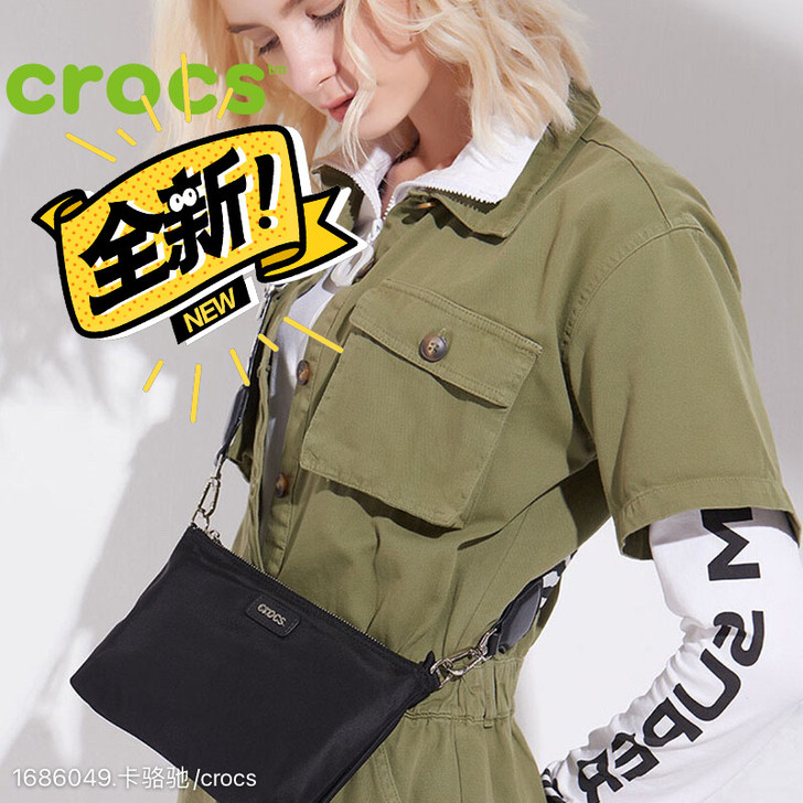 美国Crocs信封包女宽肩带简约迷你包包休...