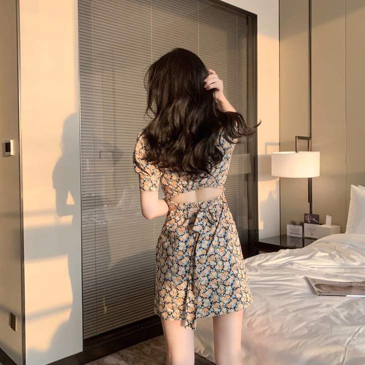甜美小清新连衣裙减龄碎花露背设计感女夏小个...