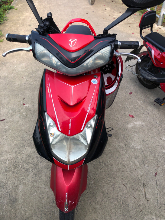 雅迪踏板电动车，外观塑料壳有些损坏，但是电...